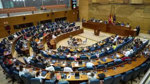 Imagen 1 de Un diputado del PSOE se desmaya y paraliza la votación de los Presupuestos de 2026 de la Comunidad