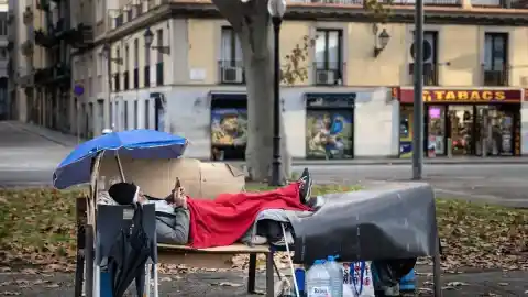 Imagen 1 de Junts, BComú, ERC y PP exigen crear 10 centros para sintecho y reprueban a Collboni