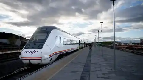 Imagen 1 de El tren sigue sin llegar a tiempo a Extremadura: "Un chaval joven sin coche no puede vivir en la región"
