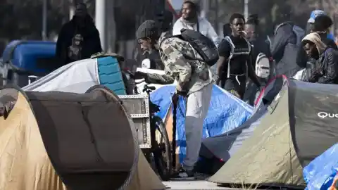 Imagen 1 de Expertos de la ONU condenan el desalojo de los 400 migrantes del instituto B9 de Badalona