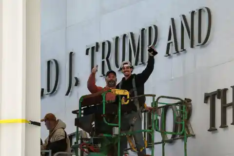Imagen 1 de Trump añade su nombre al Kennedy Center, gran centro cultural de Washington, sin contar con el Congreso