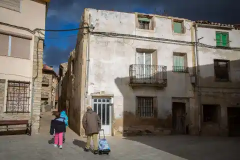 Imagen 1 de San Pedro Manrique, el pueblo de Soria que ofrece trabajo pero no vivienda: “Prefieren tenerlas vacías, muertas del asco, a que entre yo”