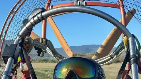 Imagen 1 de Pilar Pallás vuela en paratrike a los 84 años: “Quiero seguir teniendo sueños, aunque otros piensen que ya no toca; si me propusieran ir a la luna, aceptaría”