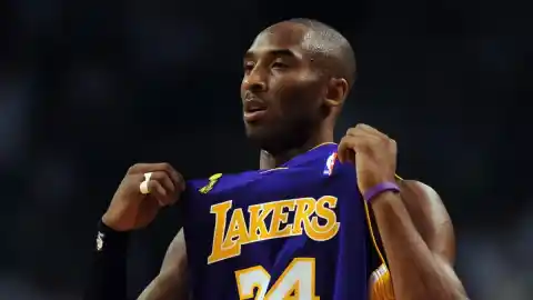 Imagen 1 de Subastan las zapatillas verdes que llevó Kobe Bryant en el partido de Navidad de 2010