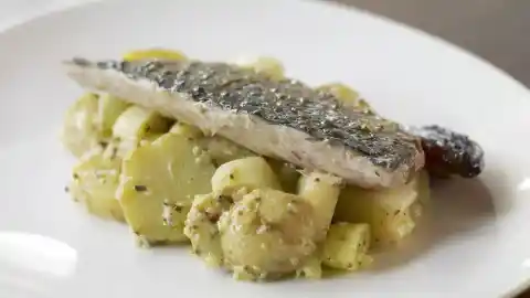 Imagen 1 de Lubina en costra de patata, una receta de un 3 Estrellas Michelin para sorprender en Navidad