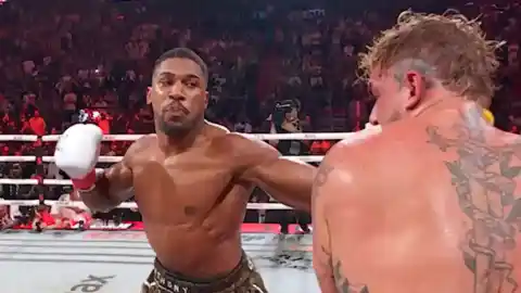 Imagen 1 de Anthony Joshua noquea a Jake Paul y le rompe la mandíbula en el millonario combate de Netflix