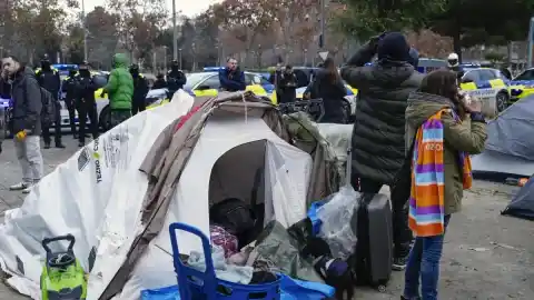 Imagen 1 de Los desalojados del instituto B9 de Badalona se instalan bajo la C-31 por las fuertes lluvias