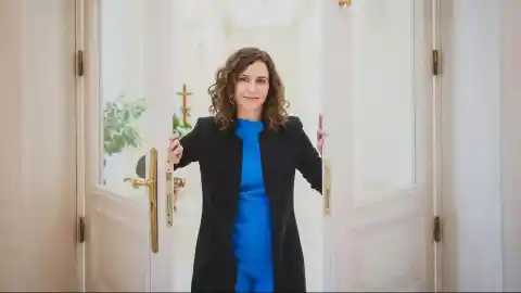 Imagen 1 de Isabel Díaz Ayuso se pone el body rojo 'made in Spain' más bonito para Navidad en su cita con Dani Martín