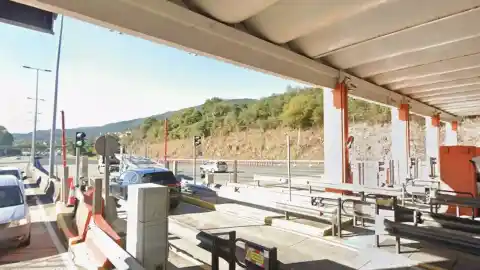 Imagen 1 de Un muerto y tres heridos en un accidente entre una furgoneta y un turismo en Pontevedra