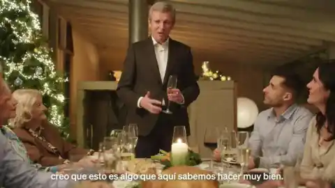 Imagen 1 de Alfonso Rueda mete el Peugeot de Sánchez, las chistorras de Ábalos y dos cameos de Feijóo y Rajoy en su cena de Navidad