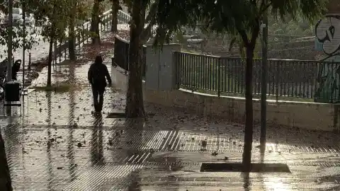 Imagen 1 de Protección Civil envía alerta a 13 municipios del área de Barcelona por las fuertes lluvias