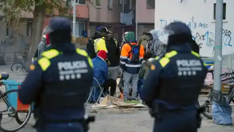 Imagen 1 de La lluvia y la presencia policial dispersan a los inmigrantes desalojados de Badalona