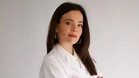 Imagen 1 de Helena Rodero, farmacéutica, sobre el envejecimiento capilar: “Si tienes alguno de estos 5 síntomas en tu pelo, debes actuar ya”