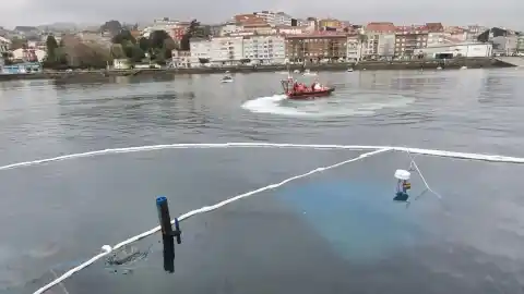 Imagen 1 de Un buque bateeiro se hunde en Pontevedra y obliga a desplegar barreras anticontaminación