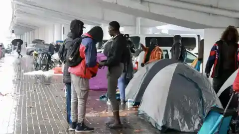 Imagen 1 de Activado un dispositivo de emergencia para atender a los desalojados del B9 en Badalona