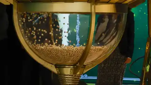 Imagen 1 de Ni una más ni una menos, el motivo por el que 'solo' hay 1.807 bolas en el bombo más pequeño de la Lotería de Navidad y su función