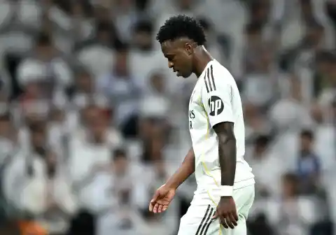 Imagen 1 de El Bernabéu señala a Vinicius, pitado por la grada tras ser sustituido contra el Sevilla