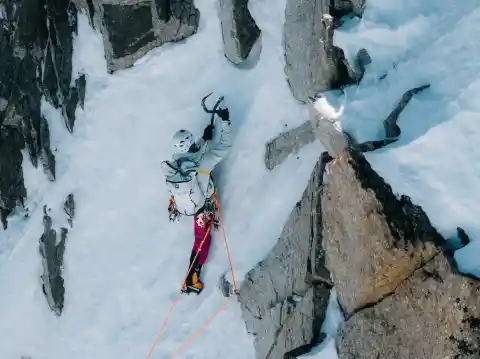 Imagen 1 de Charles Dubouloz, el icono del alpinismo mundial que se retira a los 36 años y emula al inigualable Walter Bonatti con una gira de despedida