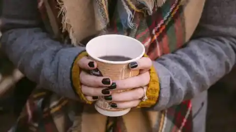 Imagen 1 de “Fue muy agradable con el frío, era dulce y lo flameaban con fuego antes de servirlo”: qué son y por qué la moda de los vinos calientes también ha aterrizado en España