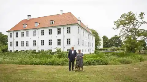Imagen 1 de Hellerup Manor, la mansión danesa que atesora iconos del mueble nórdico