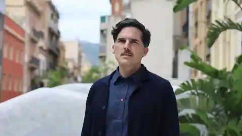 Imagen 1 de Pablo Maurette, premio Herralde con 'El contrabando ejemplar': "Escribir con IA le quitaría la diversión al oficio que he elegido"