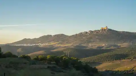 Imagen 1 de Cuatro cosas imprescindibles de la Siberia extremeña: castillos, un dolmen prehistórico y la rotonda más grande de España