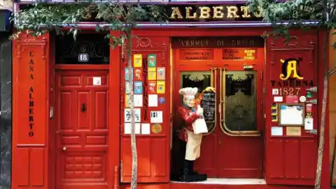 Imagen 1 de Las tabernas antiguas de Madrid no son rojas por casualidad: el motivo por el que estos bares centenarios están "colorados"