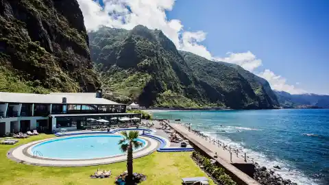 Imagen 1 de El impresionante hotel de Madeira suspendido en el océano con vistas al Atlántico y rodeado de un enorme bosque