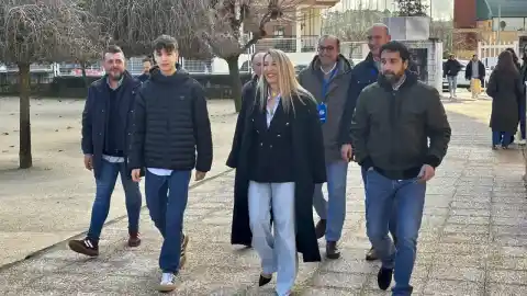 Imagen 1 de Guardiola vota con su hijo y pide "trabajar y dejar incluso las siglas a un lado en beneficio" de Extremadura