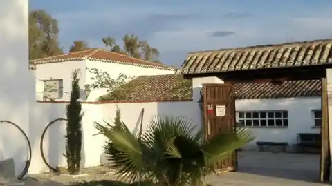 Imagen 1 de La finca a una hora de Madrid donde ofrecen menús desde 24 euros: cocido, migas y otros platos manchegos