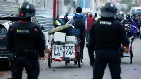 Imagen 1 de Las entidades de Badalona se arremangan y habilitan dos espacios para acoger a migrantes del B9