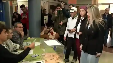 Imagen 1 de La anécdota entre risas de María Guardiola en su colegio al darse cuenta que se iba a colar: "Perdona, no te he visto"