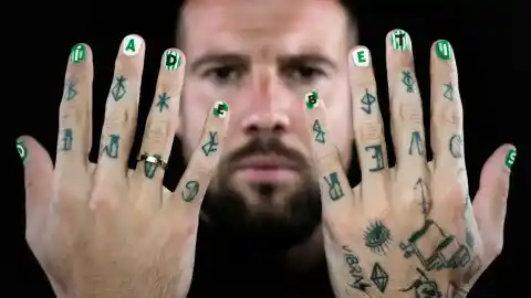 Imagen 1 de El Betis responde a los comentarios homófobos a Ruibal en Vallecas con un contundente cartel