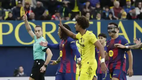 Imagen 1 de Así fue la polémica roja directa a Renato Veiga por una entrada a Lamine Yamal en el Villarreal - Barça