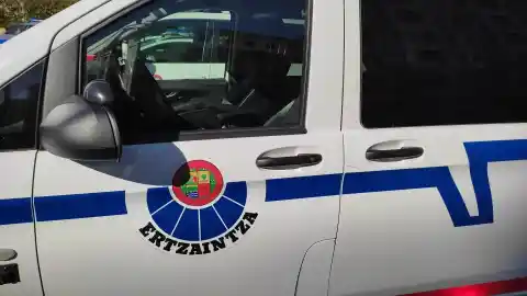 Imagen 1 de Detenida en Irún una mujer que arrolló a una pareja al huir tras robar en un garaje