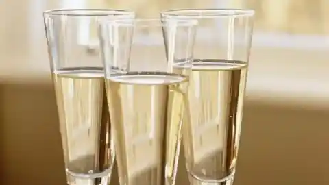 Imagen 1 de Cómo servir la copa de champán perfecta, según la ciencia