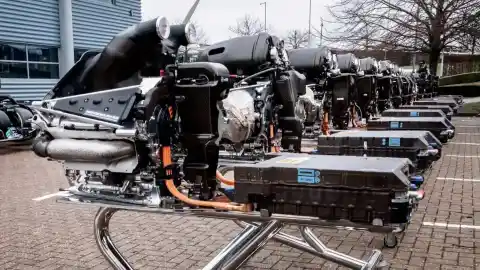 Imagen 1 de Albert Fàbrega, ingeniero experto en F1, explica la polémica del motor Mercedes: "No cumplen con el espíritu del reglamento"