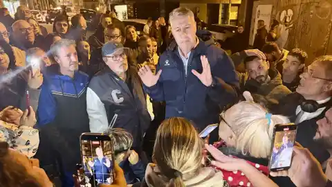 Imagen 1 de Un grupo de vecinos impide que una parroquia acoja a 15 de los migrantes desalojados de un instituto en Badalona