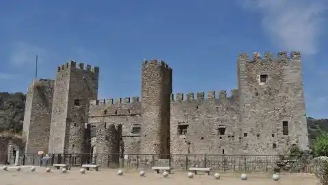 Imagen 1 de El impresionante castillo medieval con seis enormes torreones poco conocido y escondido en un monte