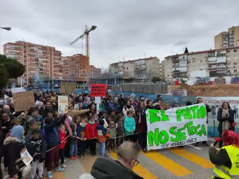Imagen 1 de El Ayuntamiento le “roba” el patio a un colegio de Aluche para construir una residencia de ancianos