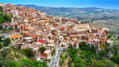 Imagen 1 de El pueblo de la Calabria bizantina situado en la cresta de una roca y con una naturaleza fascinante