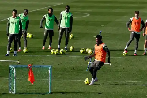 Imagen 1 de Elche - Real Madrid en directo | Los blancos buscan recuperar el liderato liguero