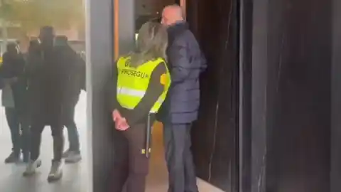 Imagen 1 de El divertido momento de Fernando Roig en La Cerámica: le piden la reserva para el restaurante... a pesar de ser el dueño del club