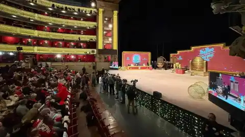 Imagen 1 de Un grupo de personas pide "mil millones de euros para Palestina" desde el Teatro Real