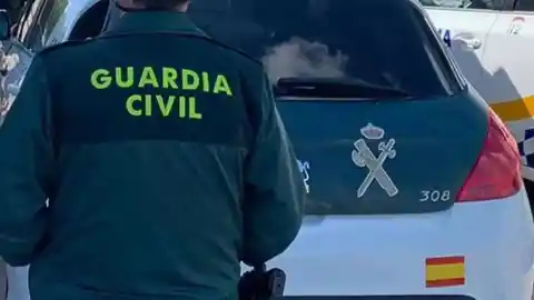 Imagen 1 de Un guardia civil rescata a un bebé encerrado en un coche en el aparcamiento de un centro comercial de Valencia
