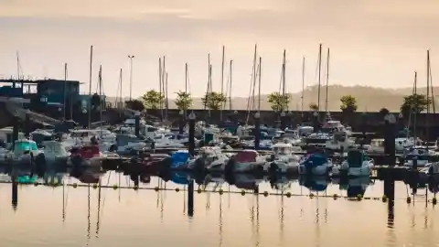 Imagen 1 de Muere una persona tras caer con su vehículo a al mar en el puerto de Vilanova de Arousa
