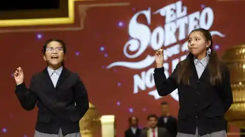 Imagen 1 de Italy Andrea y Alba Yadira, las niñas de San Ildefonso que han cantado el Gordo de la Lotería de Navidad 2025