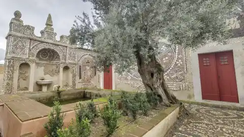 Imagen 1 de La impresionante capilla de Portugal con una fachada repleta de miles de conchas