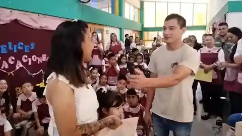 Imagen 1 de La incómoda pedida de mano de un joven a su pareja en la graduación de un colegio