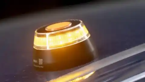 Imagen 1 de ¡Consigue ya tu baliza V16! 5 opciones homologadas, desde 23 €, para estrenar el año 2026 con la máxima seguridad en tu coche